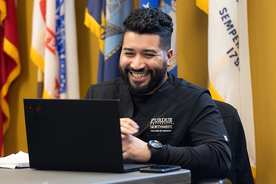 Un estudiante estudia en su computadora portátil.