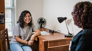 Una estudiante en su dormitorio