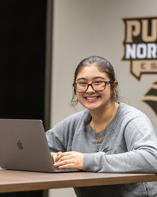 Un estudiante estudia en su computadora portátil