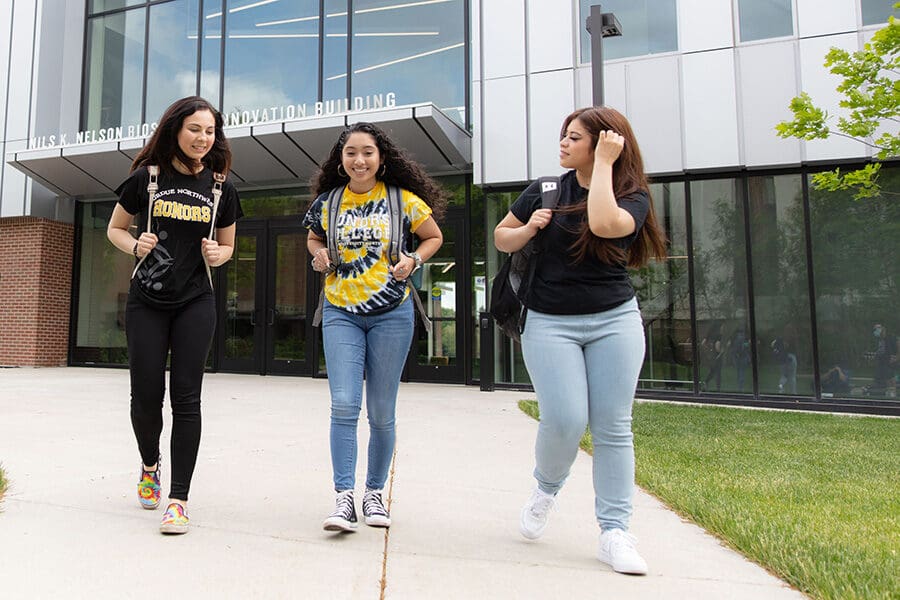 Estudiantes caminando por el campus