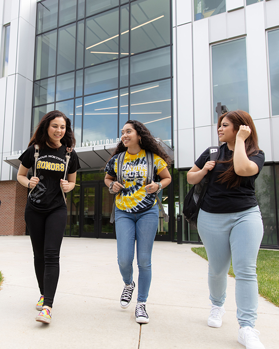 Las estudiantes caminan por el campus