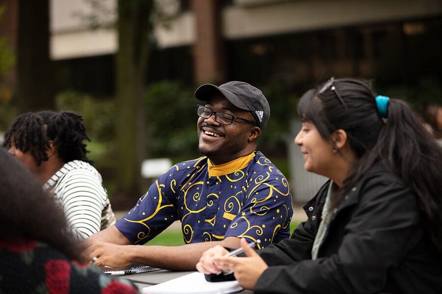 Estudiantes hablando en una mesa de picnic