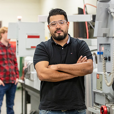 Un estudiante se encuentra en un laboratorio(masculine)