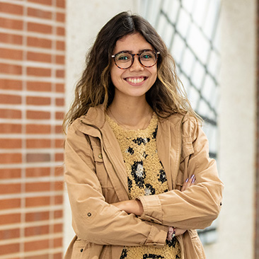 Una estudiante se encuentra al aire libre