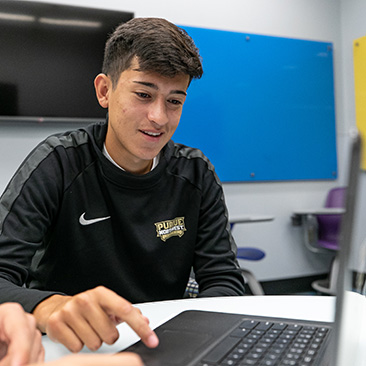 Un estudiante con una computadora portátil