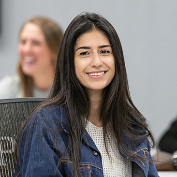 Un estudiante estudia