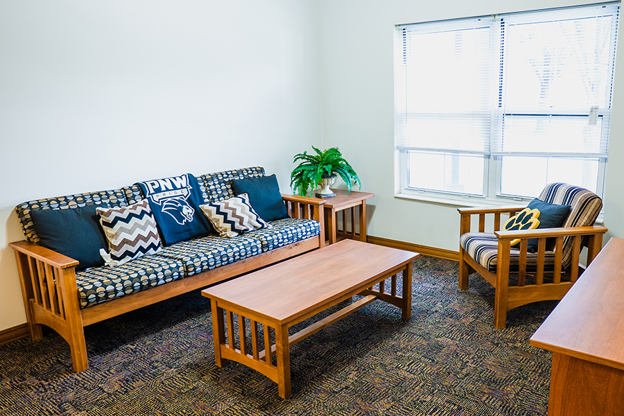 Una sala de estar en la vivienda del campus.