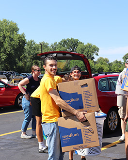 Student carrying boxes on Move In Day