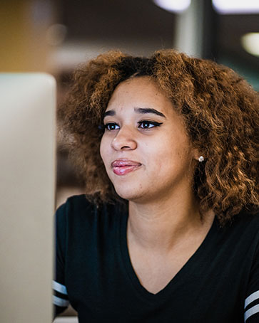 A PNW student looks at a computer