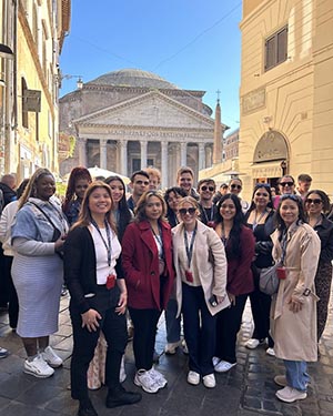 PNW students stand outside the Pantheon in Rome.