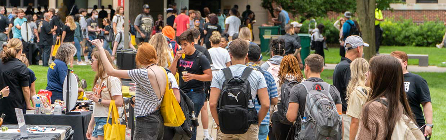 Students walk across Founders Plaza at the Hammond Welcome Rally