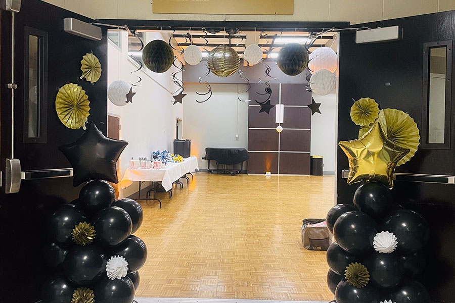 Balloons at the entrance of Alumni Hall