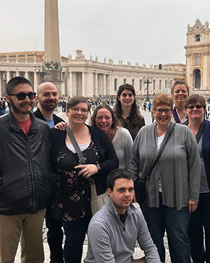 PNW students pose in front of the Pantheon in Rome.
