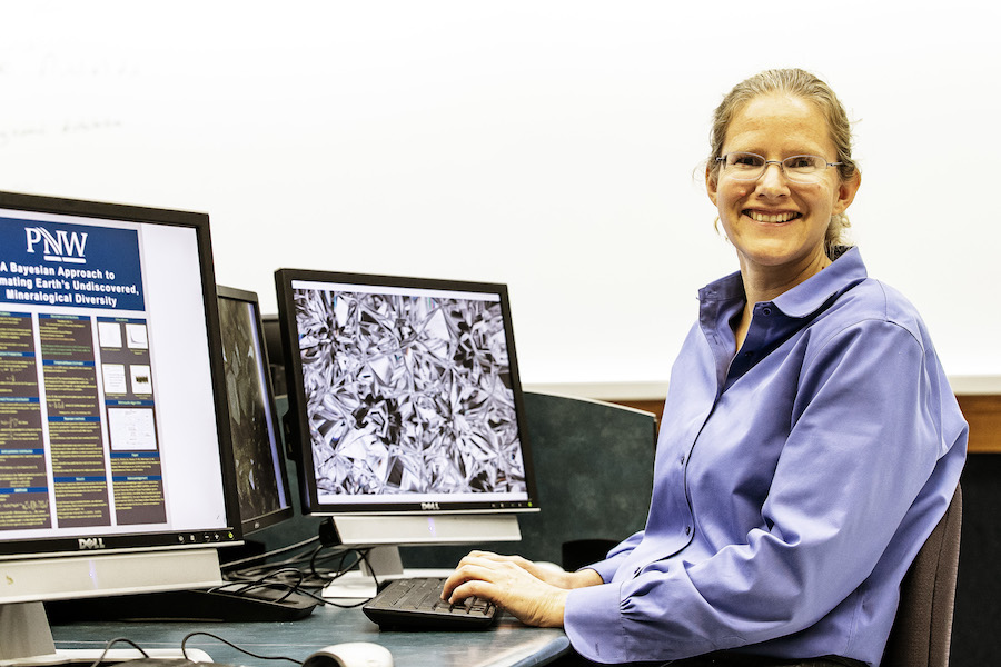 Grethe Hystad is sitting at a computer.