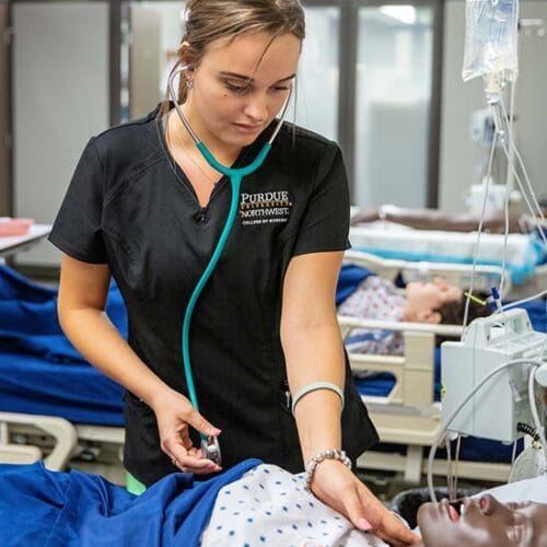 A PNW nursing student works with a virtual patient.