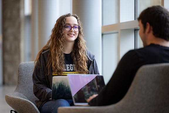 PNW students collaborate on computers