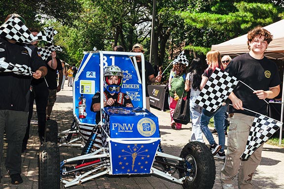 A Baja racing cart drives through the Hammond Welcome Rally.